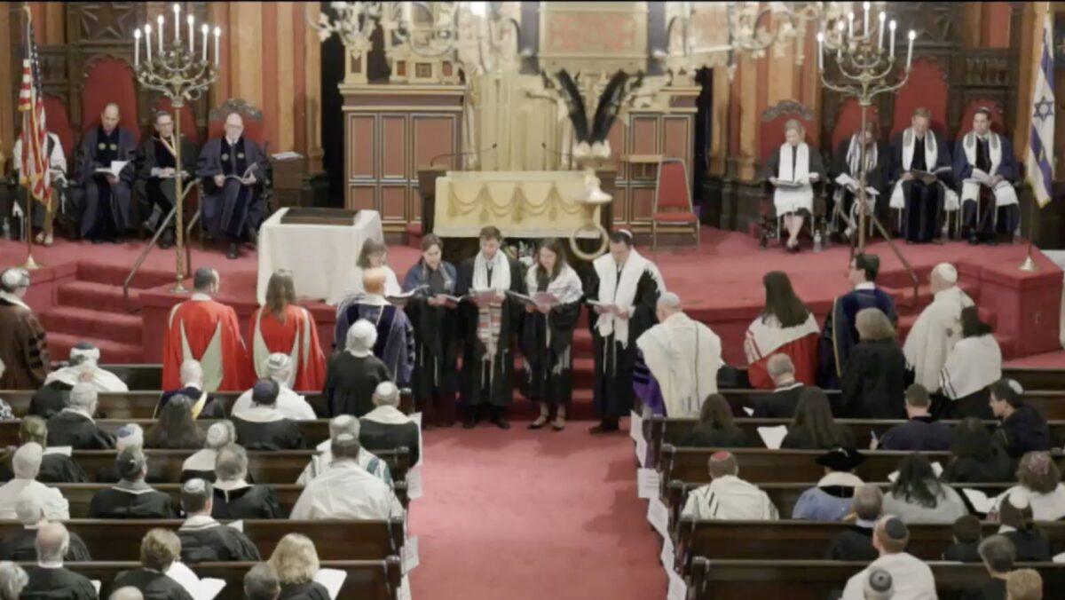 eJPhil's tweet photo. Hebrew Union College's Cincinnati seminary — the first in America, founded in 1875 — ordained its final class of rabbis for the last time, with four graduates. 

@jaydeitcher  reports:
https://t.co/jhH5xLSak4 https://t.co/UM3lCdepR2