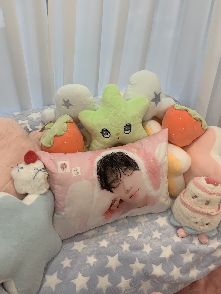 luvosion's tweet photo. ˚₊‧꒰ა₍ᐢ 디저트 도난사건 ᐢ₎♡໒꒱ ‧₊˚

누긔야~ 누가 우리 숀끼 디져트 가져갔숀?!
범인찾기 넘 재밌었어요✨ 연력러버라 연력 넘 좋았구용 케이크 토퍼도 귀여워서 대만족!!! 그리구 숀끼키링 겟해서 날아갈 뻔했답니다ㅏ그리구 숀끼야 디저트 내가 사주께🐰💜 걱정마
 #내디저트_찾아주시온 https://t.co/SJeE0D4YCD