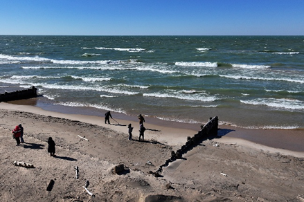 EnergySenseCtr's tweet photo. New research on the harm microplastics cause to wildlife in the Great Lakes could help national and international efforts to reduce microplastics. Researcher Chelsea Rochman says, “We find microplastics in every single fish.”  Read the latest report here: https://t.co/NoaWfYiOOQ https://t.co/mSC4FnRcm8