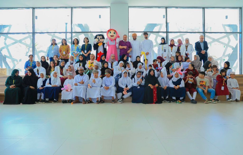 NU_COMHS's tweet photo. نظّمت كلية الطب والعلوم الصحية، بالتعاون مع المديرية العامة للخدمات الصحية بشمال الباطنة ممثلة بدائرة صحة المرأة والطفل فعالية «مهرجان متلازمة الحب»؛ لنشر الوعي بمتلازمة داون وتعزيز قيم الدمج والمحبة والدعم المجتمعي، عبر أركان توعوية وأنشطة تفاعلية مميزة جسدت رسالة إنسانية ملهمة. https://t.co/WuzOD1X6o1