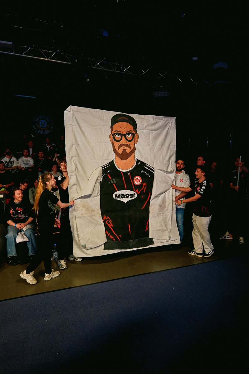 stev0rr's tweet photo. Können wir nochmal kurz drüber reden, was das für eine absolut geile Choreo der @MHN_Eagles war? Fühle mich sehr geehrte der „Mittelpunkt“ gewesen zu sein. Bitte gebt uns weiterhin offline Events. Für alle Fans jeder Organisation ❤️ #NURDIESGE 🦅 https://t.co/hQ1eWP8psa