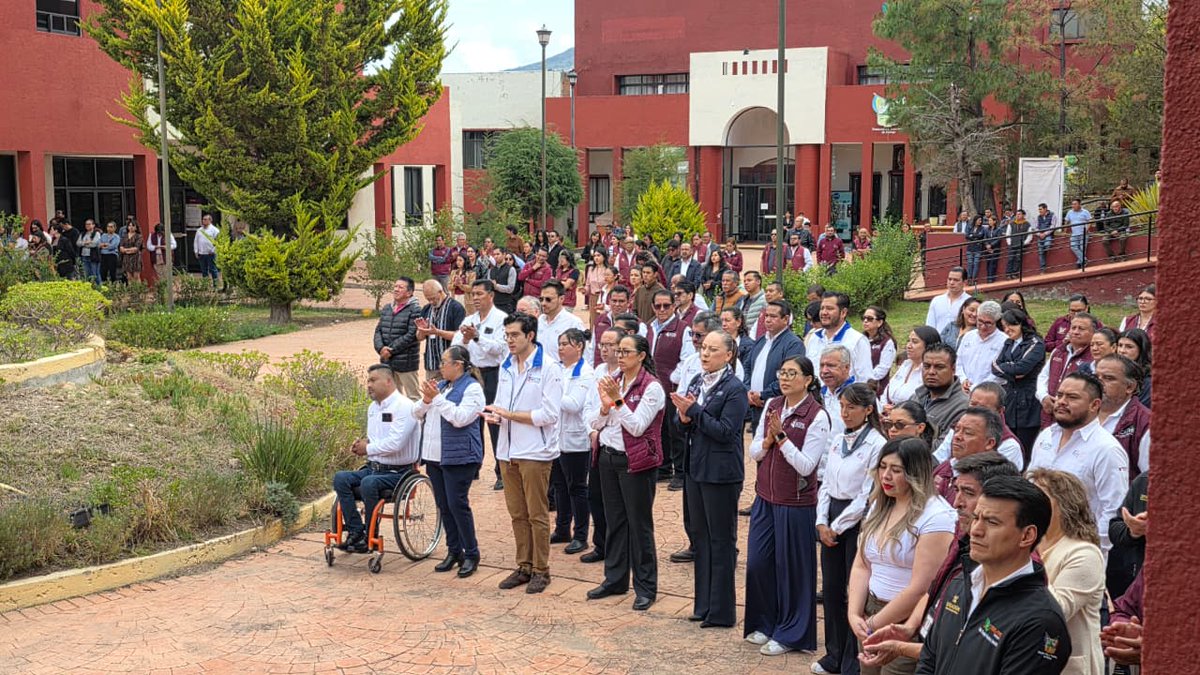 SEMSyS_SEPH's tweet photo. Esta mañana se llevó a cabo el #LunesCívico, dirigido por el Bachillerato Estado Hidalgo, un espacio que nos permite honrar a nuestros símbolos patrios y fortalecer los valores cívicos que nos unen como sociedad.

https://t.co/Llg7YEY1zV https://t.co/mrterDlRnb