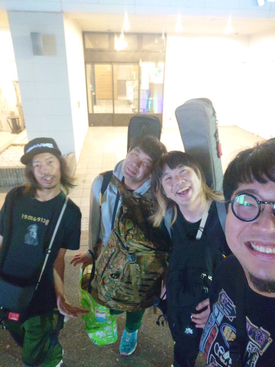 SUPER_JOERUSH99's tweet photo. 取り急ぎ「少し難しい話だな」にお越しいただいたお客様、バンド始めるズ＆アイアムアイバンドの皆様も本当にありがとうございました！

僕の憧れガガガSPのコザック前田さんがライブを観に来てくださったので、やっちまえ精神で舞台上から無茶ぶりしたら線香花火を歌ってくれました！！夢すぎるて！！ https://t.co/SV8IEAOfgK