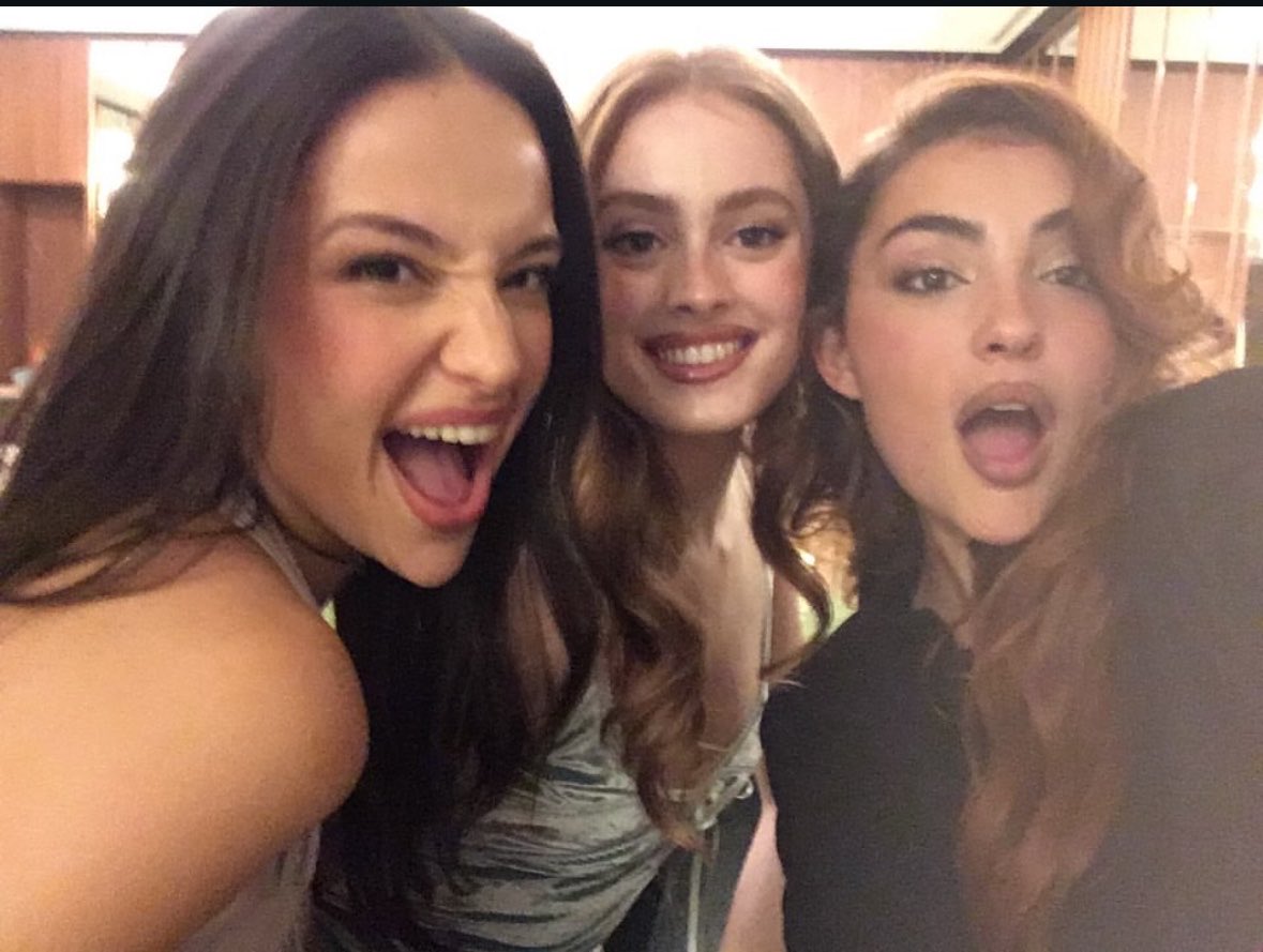 violetacrave's tweet photo. Violeta Hódar stuns en el evento de Netflix en Sevilla https://t.co/GgdbuWoMg8