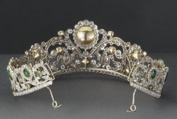 This is the famous Angoulême Emerald Tiara, an invaluable part of French royal history.

Brief History: 🧵

Creation: It was crafted between 1819 and 1820 by the French royal jewelers Christophe-Frédéric and Jacques-Evrard Bapst.