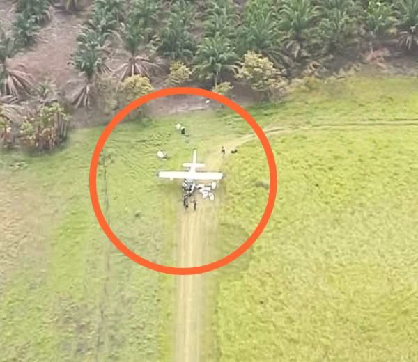 azucenau's tweet photo. 🚨En Tabasco, el Ejército aseguró una avioneta que transportaba 636 kilogramos de cocaína en el municipio de Emiliano Zapata.

De acuerdo con el Gabinete de Seguridad, la droga tendría un valor estimado de 131.6 millones de pesos.

Hasta el momento no se reportan personas detenidas ni se ha informado sobre el origen o destino del cargamento.

🗞️@giltabasco