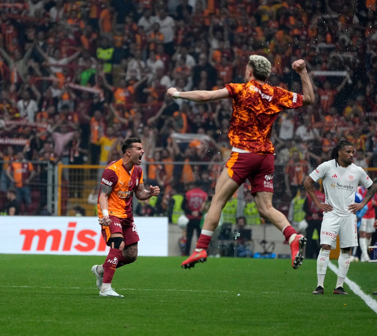 SAHADA, SEVİNÇTE, KUPALARDA DÖRT DÖRTLÜK #DOMİN4SYON!

🌪 BARIŞ ALPER YILMAZ! 💪🏼
