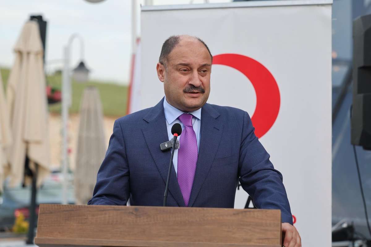 sanliurfabld's tweet photo. İyiliğin Hilali Altında, Gönül Köprüleri Kuruyoruz! 🌙

Şanlıurfa Büyükşehir Belediye Başkanımız Mehmet Kasım Gülpınar, Türk Kızılay Şanlıurfa İl Merkezi Başkanı Dr. Ahmet İnan’ın ev sahipliğinde düzenlenen anlamlı buluşmada hayırsever bağışçılarımızla bir araya geldi.

Kızılay’ın merhamet çınarı altında birleşen tüm hayırseverlerimize teşekkür ediyoruz. Şehrimizin her noktasında yardımlaşma ruhunu canlı tutmak için omuz omuza çalışmaya devam edeceğiz.