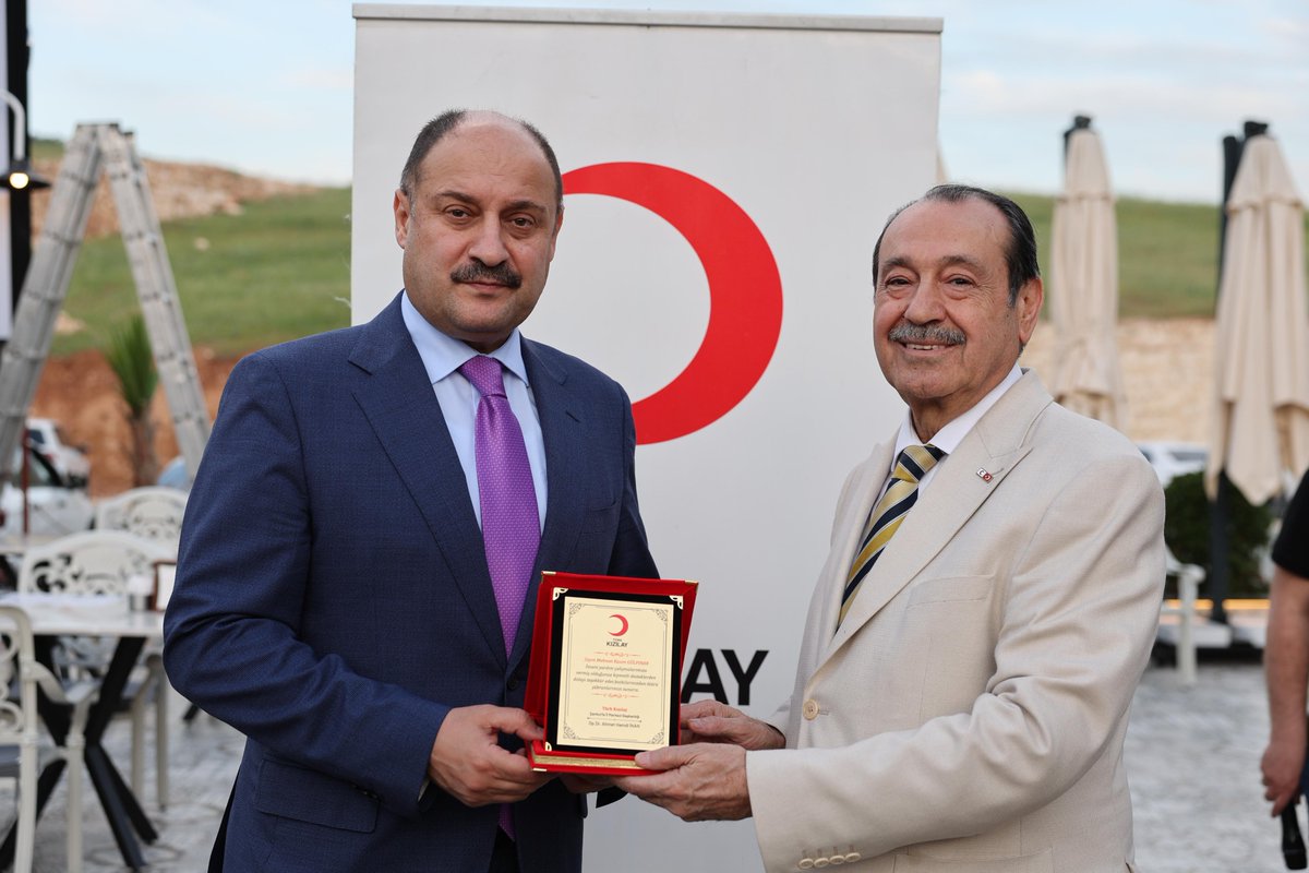 sanliurfabld's tweet photo. İyiliğin Hilali Altında, Gönül Köprüleri Kuruyoruz! 🌙

Şanlıurfa Büyükşehir Belediye Başkanımız Mehmet Kasım Gülpınar, Türk Kızılay Şanlıurfa İl Merkezi Başkanı Dr. Ahmet İnan’ın ev sahipliğinde düzenlenen anlamlı buluşmada hayırsever bağışçılarımızla bir araya geldi.

Kızılay’ın merhamet çınarı altında birleşen tüm hayırseverlerimize teşekkür ediyoruz. Şehrimizin her noktasında yardımlaşma ruhunu canlı tutmak için omuz omuza çalışmaya devam edeceğiz.