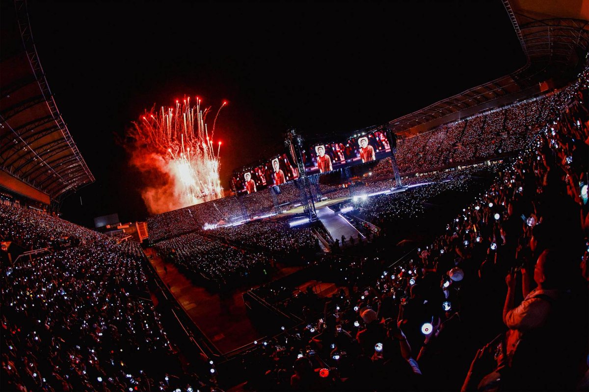 lopezdoriga's tweet photo. BTS en México.

La Policía detuvo a 30 personas por revender boletos en el Estadio GNP para los conciertos de la banda surcoreana de k-pop. Otros dos fueron capturados por robo.

Más en https://t.co/BjdELZkpfR https://t.co/IjVhbD55jM