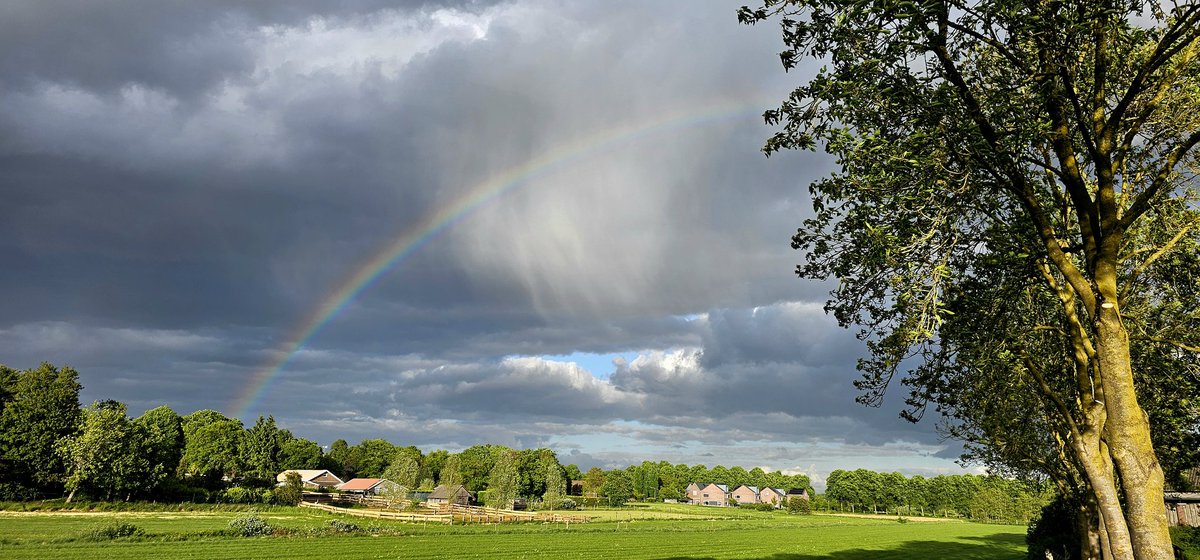 yvke's tweet photo. Spectaculair weer!
🫶love it🍀🌈#buitje in de lucht #regenboog 🌬 https://t.co/DLYCcnhCVT