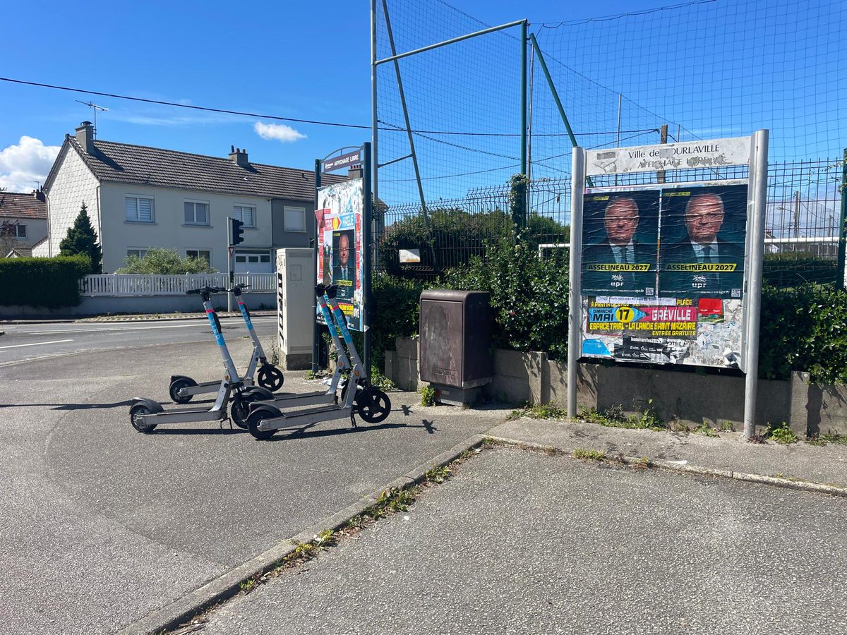 BenoitLepeltier's tweet photo. Sous le soleil du #Cotentin, c’est collage d’affiches pour les militants @UPR_Manche de #Cherbourg pour  @f_asselineau !
Bravo à Thierry et Florence
#Asselineau2027 #FREXT https://t.co/4JlPuh16Nx