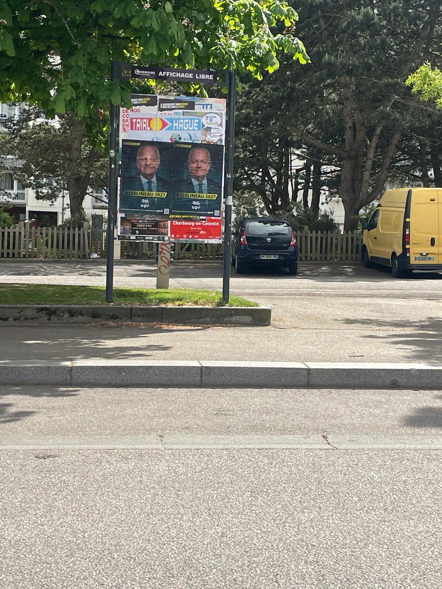 BenoitLepeltier's tweet photo. Sous le soleil du #Cotentin, c’est collage d’affiches pour les militants @UPR_Manche de #Cherbourg pour  @f_asselineau !
Bravo à Thierry et Florence
#Asselineau2027 #FREXT https://t.co/4JlPuh16Nx
