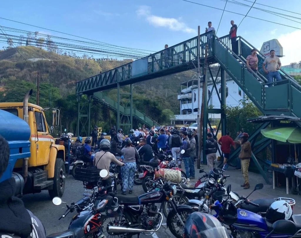 ReporteYa's tweet photo. #11May #Miranda #Agua #Protesta
Vecinos de Guaicaipuro, Miranda, cerraron la carretera Panamericana (Los Teques–Caracas) por falta de agua de más de una semana; Hidroven acudió y prometió restablecer el servicio el #12May por 24 horas. – @ElPitazoTV https://t.co/Z25YJbi45I