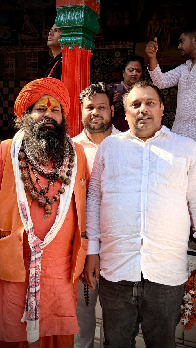 Arbindp1's tweet photo. आज अयोध्या नगरी जाने का अवसर मिला 
जहा जगत के राजा श्री रामचंद्र जी माता जानकी सहित सभी भैया व भक्त श्री हनुमान जी का दर्शन कर आशीर्वाद लिया 
वही हनुमानगढ़ी के महंत स्वामी राजू दास जी का आशीर्वाद प्राप्त हुआ 
जय श्री राम https://t.co/VOZxHezG5E
