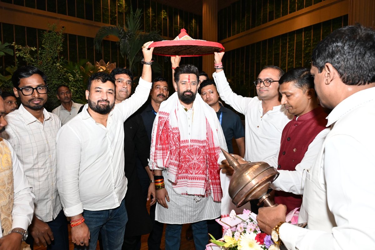 LJP4India's tweet photo. गुवाहाटी हवाई अड्डे पर आज पार्टी के समर्पित कार्यकर्ताओं, पदाधिकारियों एवं पारंपरिक नृत्य कलाकारों द्वारा राष्ट्रीय अध्यक्ष सह केंद्रीय मंत्री आदरणीय @iChiragPaswan जी का आत्मीय, भव्य एवं उत्साहपूर्ण स्वागत किया गया। https://t.co/sxhb6T9b9H