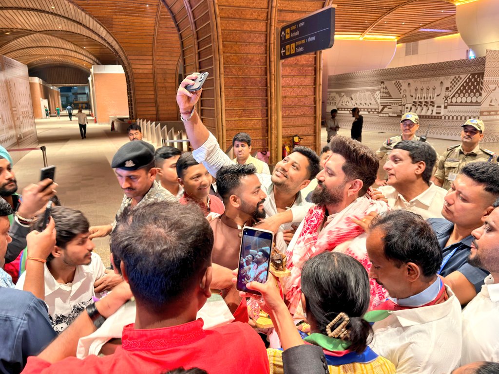 LJP4India's tweet photo. गुवाहाटी हवाई अड्डे पर आज पार्टी के समर्पित कार्यकर्ताओं, पदाधिकारियों एवं पारंपरिक नृत्य कलाकारों द्वारा राष्ट्रीय अध्यक्ष सह केंद्रीय मंत्री आदरणीय @iChiragPaswan जी का आत्मीय, भव्य एवं उत्साहपूर्ण स्वागत किया गया। https://t.co/sxhb6T9b9H