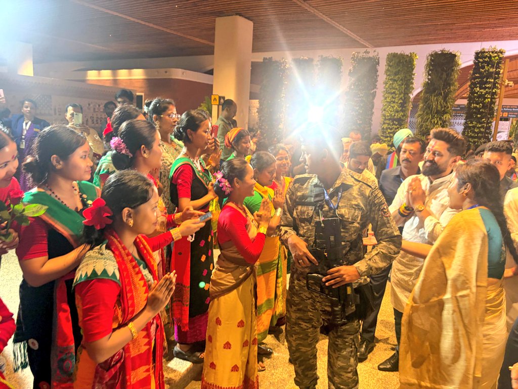 LJP4India's tweet photo. गुवाहाटी हवाई अड्डे पर आज पार्टी के समर्पित कार्यकर्ताओं, पदाधिकारियों एवं पारंपरिक नृत्य कलाकारों द्वारा राष्ट्रीय अध्यक्ष सह केंद्रीय मंत्री आदरणीय @iChiragPaswan जी का आत्मीय, भव्य एवं उत्साहपूर्ण स्वागत किया गया। https://t.co/sxhb6T9b9H