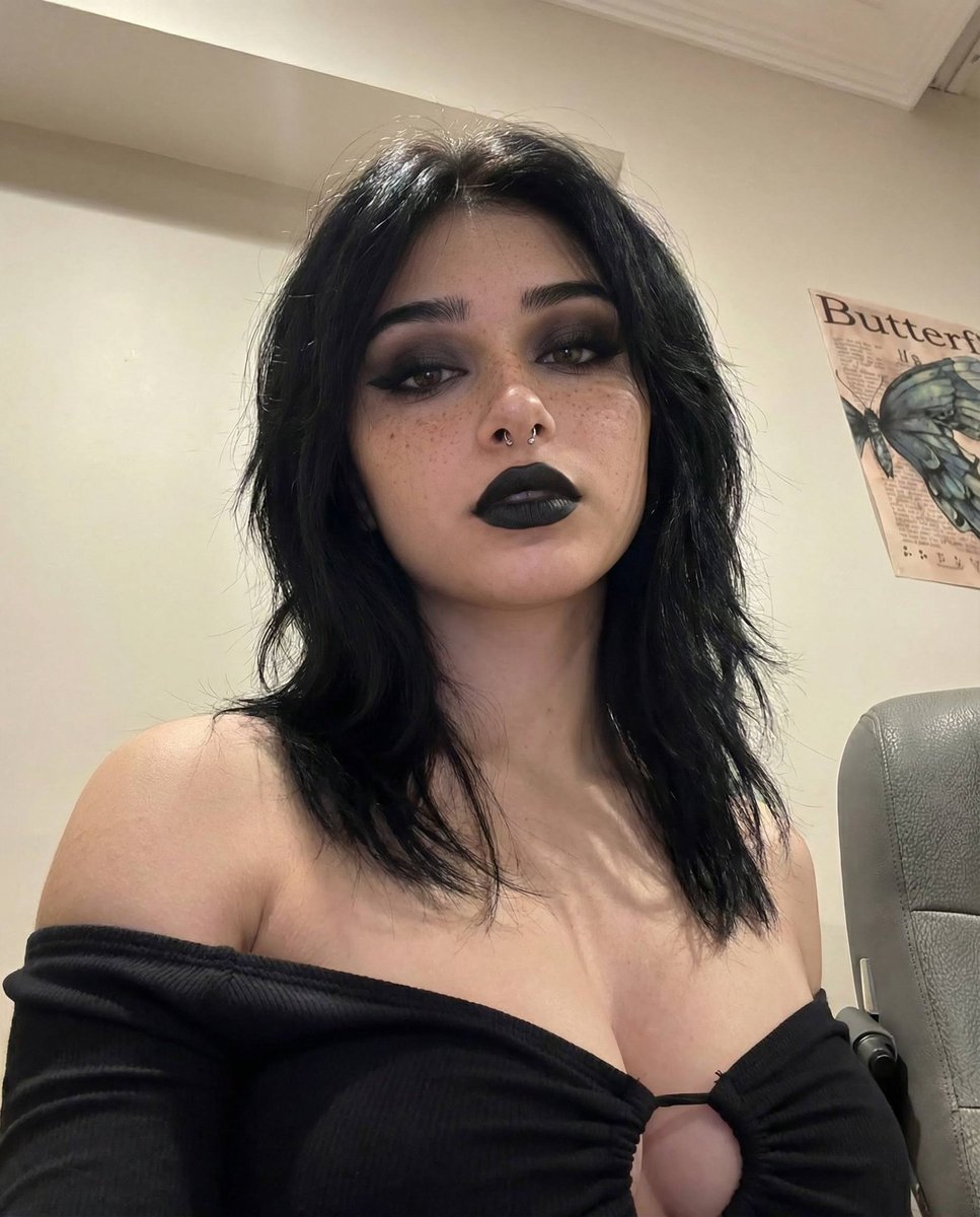 Gothvickyxx's tweet photo. @trukaitx2 Is black mine? https://t.co/8HGo2eLwen