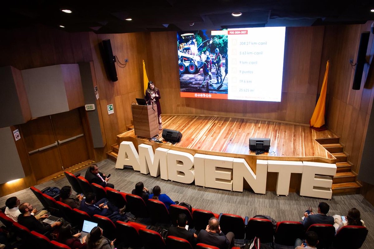monicaruedap's tweet photo. Asistí a la jornada de co-creación liderada por @Ambientebogota , U. de La Salle y Center of Low Emission Construction del Imperial College de Londres, un espacio donde hablamos sobre los retos en temas ambientales y modernización de maquinaria para el mantenimiento vial. 🚧🌱 https://t.co/yyMX6iQeOm