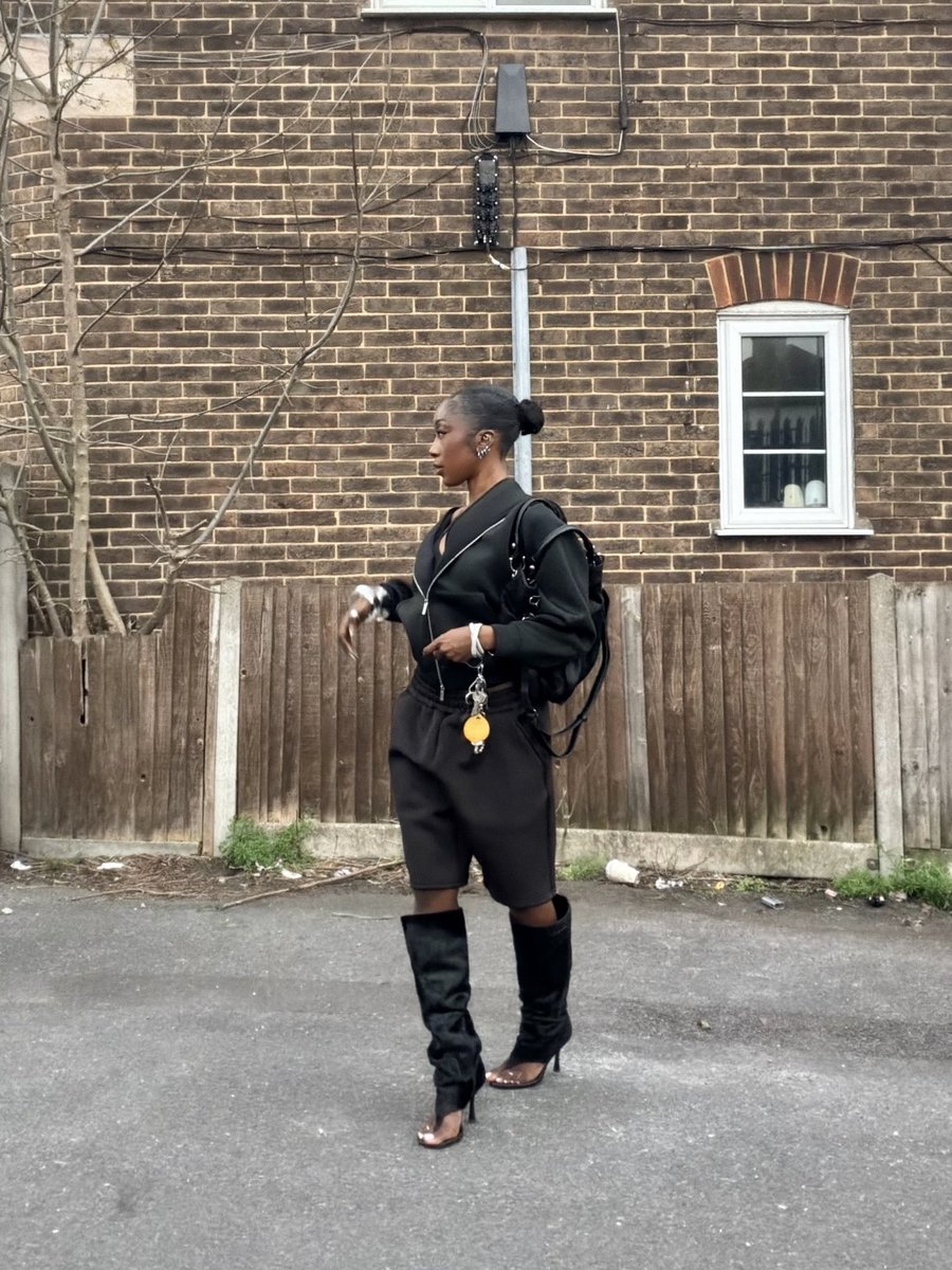 TomiAgape's tweet photo. Me in my footwear brand xx https://t.co/8QuRXoMdkm