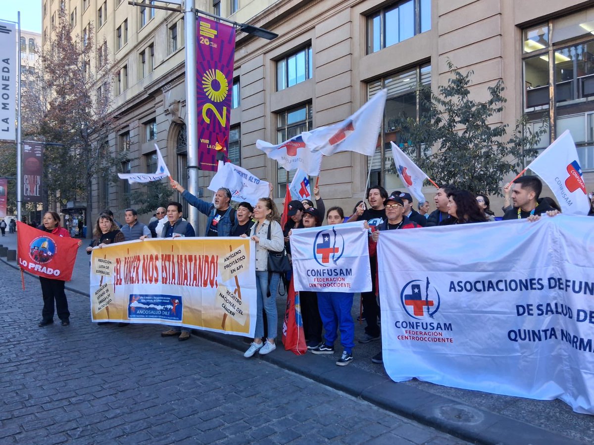 MapochoStaMaria's tweet photo. Delegación de la Asociación Nacional de Consejos y Usuarios de Salud Publica entregó hoy en La Moneda una carta, demandando que se deje sin efecto el recorte el presupuesto ordenado para el @ministeriosalud . Un grupo de Alcaldes hizo lo propio. @Muni_Recoleta @jvecpatronato https://t.co/4zq5wHtD8i