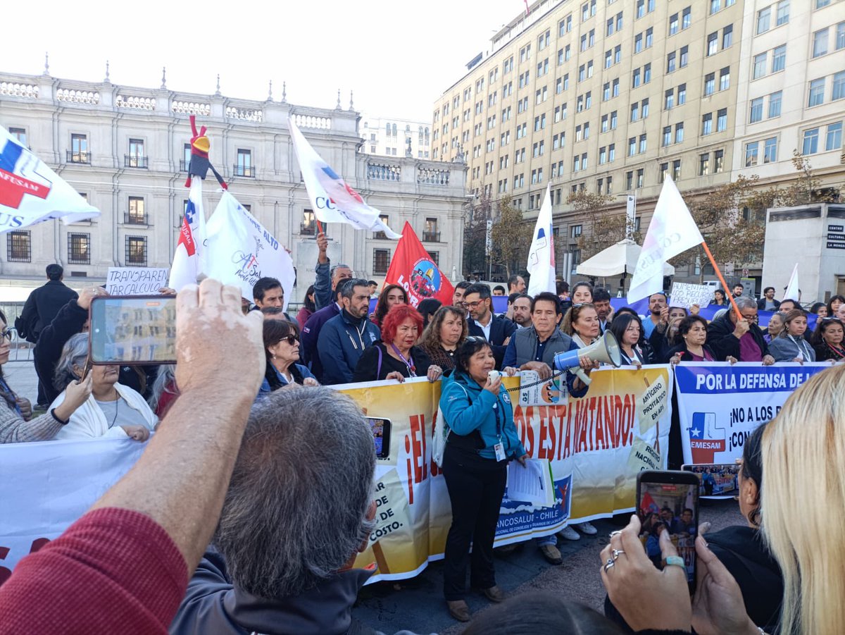 MapochoStaMaria's tweet photo. Delegación de la Asociación Nacional de Consejos y Usuarios de Salud Publica entregó hoy en La Moneda una carta, demandando que se deje sin efecto el recorte el presupuesto ordenado para el @ministeriosalud . Un grupo de Alcaldes hizo lo propio. @Muni_Recoleta @jvecpatronato https://t.co/4zq5wHtD8i