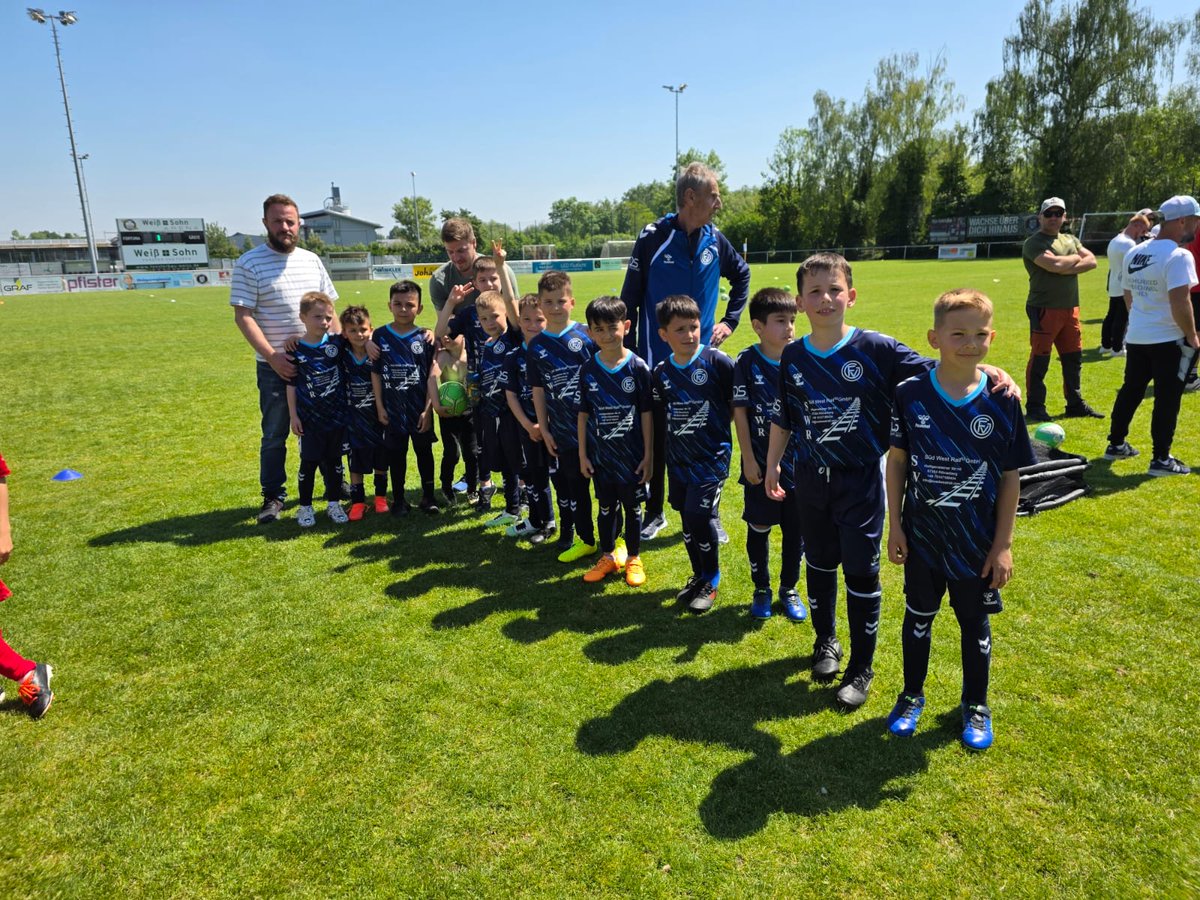 fv19111's tweet photo. FVG beim Funino-Spielfest in Billigheim-Ingenheim

Alle Kinder hatten viel Spaß und konnten viele Spiele mit vielen Toren absolvieren. Am Ende waren zwar alle müde, aber glücklich. Für Essen, Getränke, sowie Gummibärchen und Lutscher war gesorgt. 👍💪 https://t.co/xUjJEn0fvV