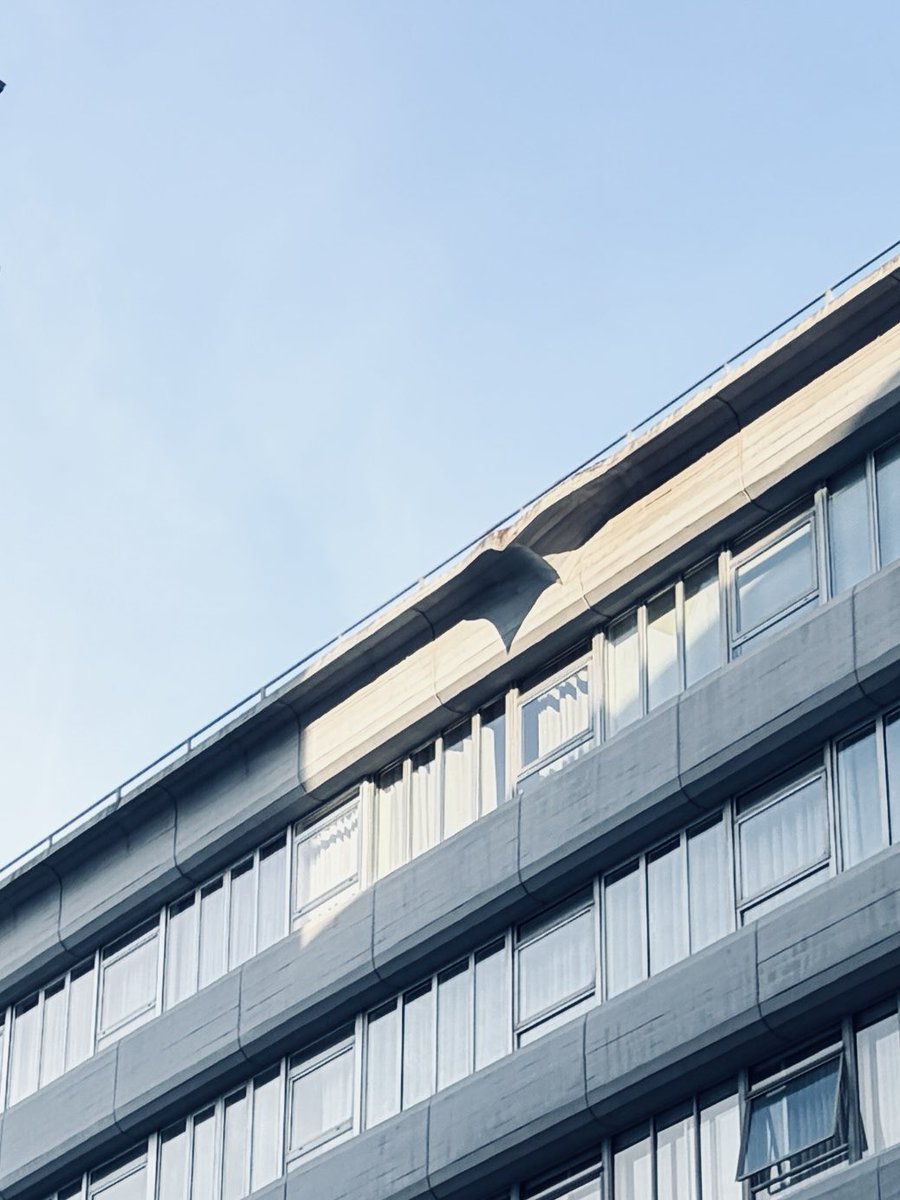 De esto que vas por la calle y #Fisac te muestra la plasticidad del hormigón con su maravillosa gárgola del edificio Pou #Coruña #arquitectura #brutalismo