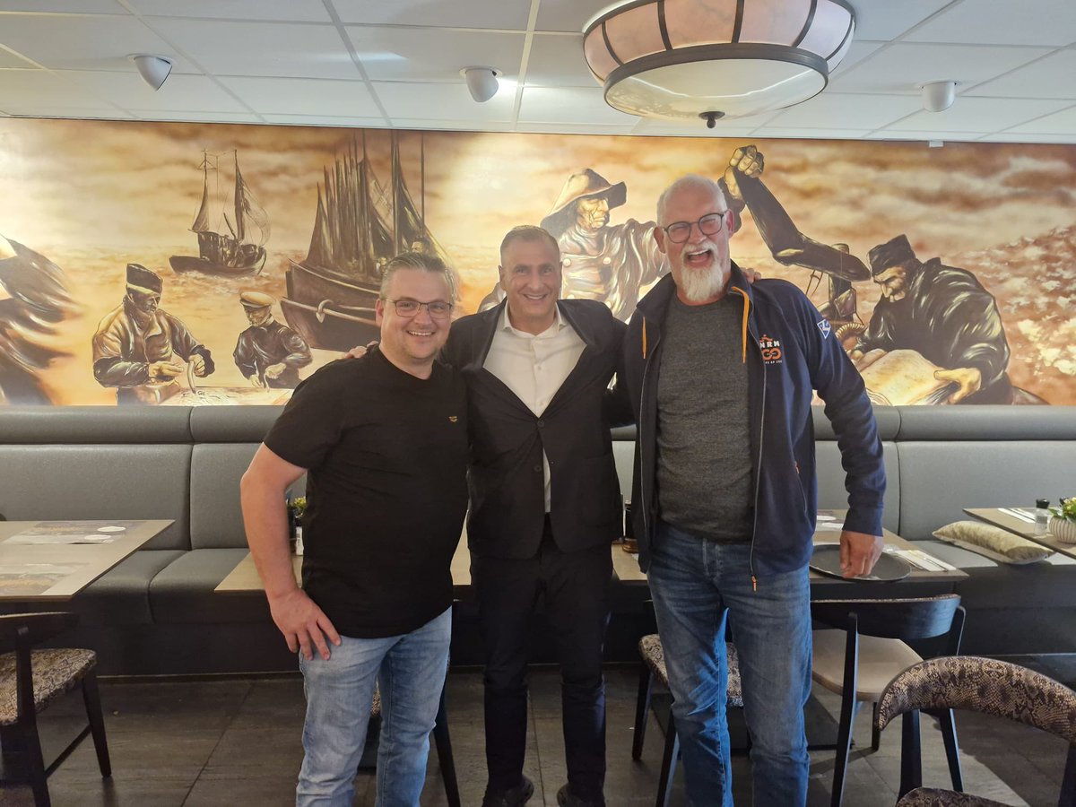 GidiMarkuszower's tweet photo. Bedankt Klaas Jelle Kofferman en Frans Hakvoort van Blanco Lijst 7 op Urk voor de plezierige en gezellige ontmoeting en interessante gesprekken. En wat is Urk prachtig!! https://t.co/Do6EMOqygb