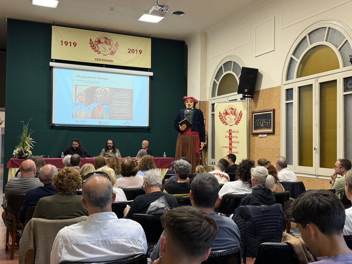 RadioTarrega's tweet photo. 📖 #ARAMATEIX El local de la Societat Ateneu acull la presentació del llibre ‘Els gegants de Tàrrega. Un viatge per les festes de la ciutat i els seus protagonistes’ a càrrec de l’autor Albert Fitó i Pi.
La presentació forma part dels actes de la Festa Major de Maig de #Tàrrega https://t.co/5krzkKenlO