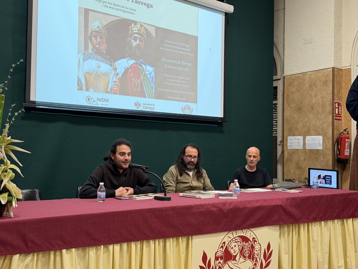 RadioTarrega's tweet photo. 📖 #ARAMATEIX El local de la Societat Ateneu acull la presentació del llibre ‘Els gegants de Tàrrega. Un viatge per les festes de la ciutat i els seus protagonistes’ a càrrec de l’autor Albert Fitó i Pi.
La presentació forma part dels actes de la Festa Major de Maig de #Tàrrega https://t.co/5krzkKenlO