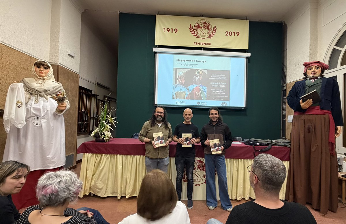 RadioTarrega's tweet photo. 📖 #ARAMATEIX El local de la Societat Ateneu acull la presentació del llibre ‘Els gegants de Tàrrega. Un viatge per les festes de la ciutat i els seus protagonistes’ a càrrec de l’autor Albert Fitó i Pi.
La presentació forma part dels actes de la Festa Major de Maig de #Tàrrega https://t.co/5krzkKenlO