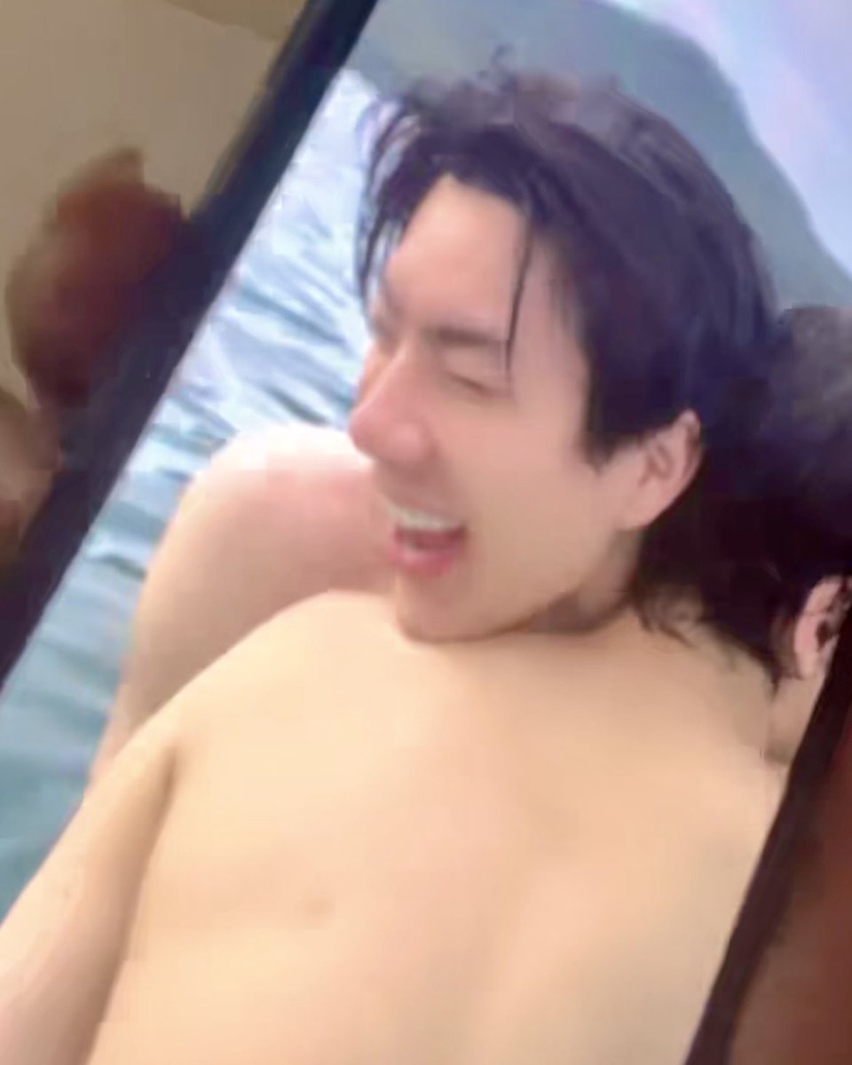 jumpapol's tweet photo. i just know off is high-fiving himself in the mirror and patting himself on the back for making the best decision of giving the guy with the biggest crush on him a chance https://t.co/1wX3dsVRty