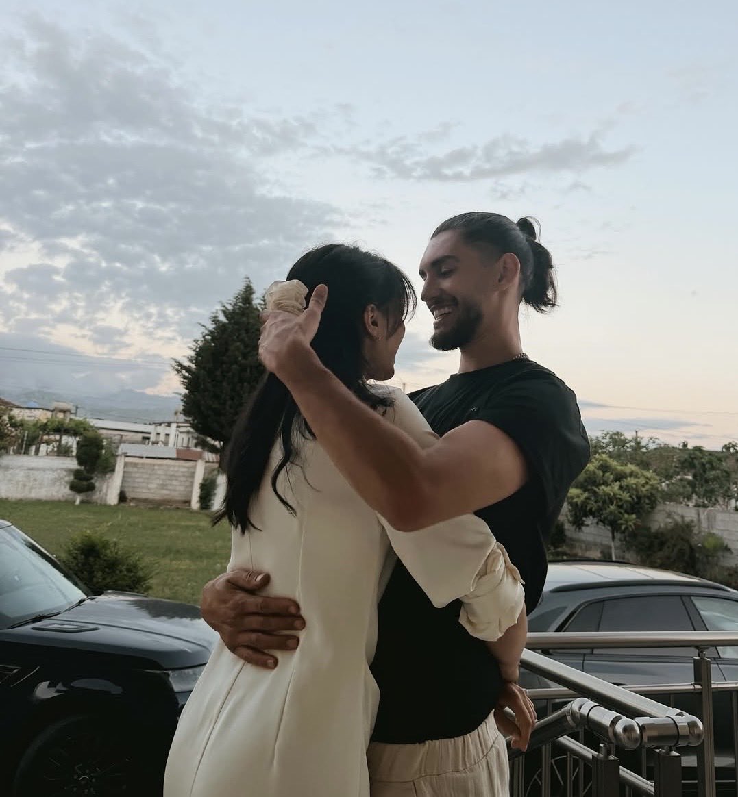 folishume's tweet photo. Takim familjare 😭🧿🧄
Sa cuteeeee jan smuj, they really won eachother ♾️

#fermavip3 #adiola https://t.co/BNJ6uEgJ8W