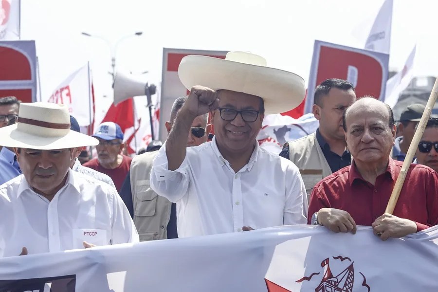 🟡 #EnNoticia | El izquierdista Roberto Sánchez disputará la segunda vuelta de las elecciones de Perú contra Keiko Fujimori.

🗣️ A falta de contabilizar un estimado de 60.000 votos, Keiko Fujimori se lleva el 17,17 % de los votos válidos al sumar 2.867.517 apoyos, seguida en