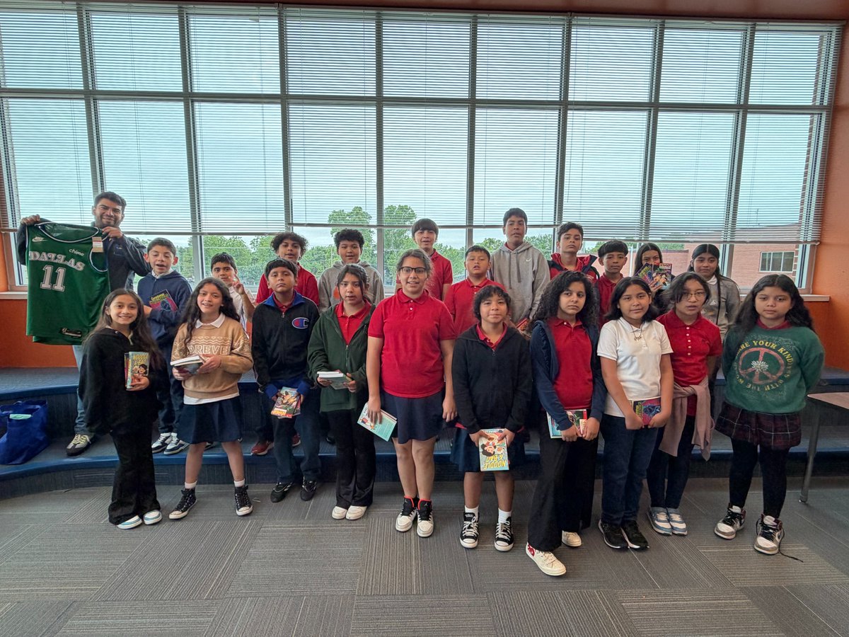 MLA_Mustangs's tweet photo. ¡Hoy nuestros estudiantes están encestando hacia la lectura de verano! 📚🏀 Cada estudiante llevará a casa un libro completamente nuevo para disfrutar durante el verano. ¡Muchísimas gracias a los Mavs por patrocinar esta gran oportunidad para nuestros estudiantes! https://t.co/qNfFfncTjx
