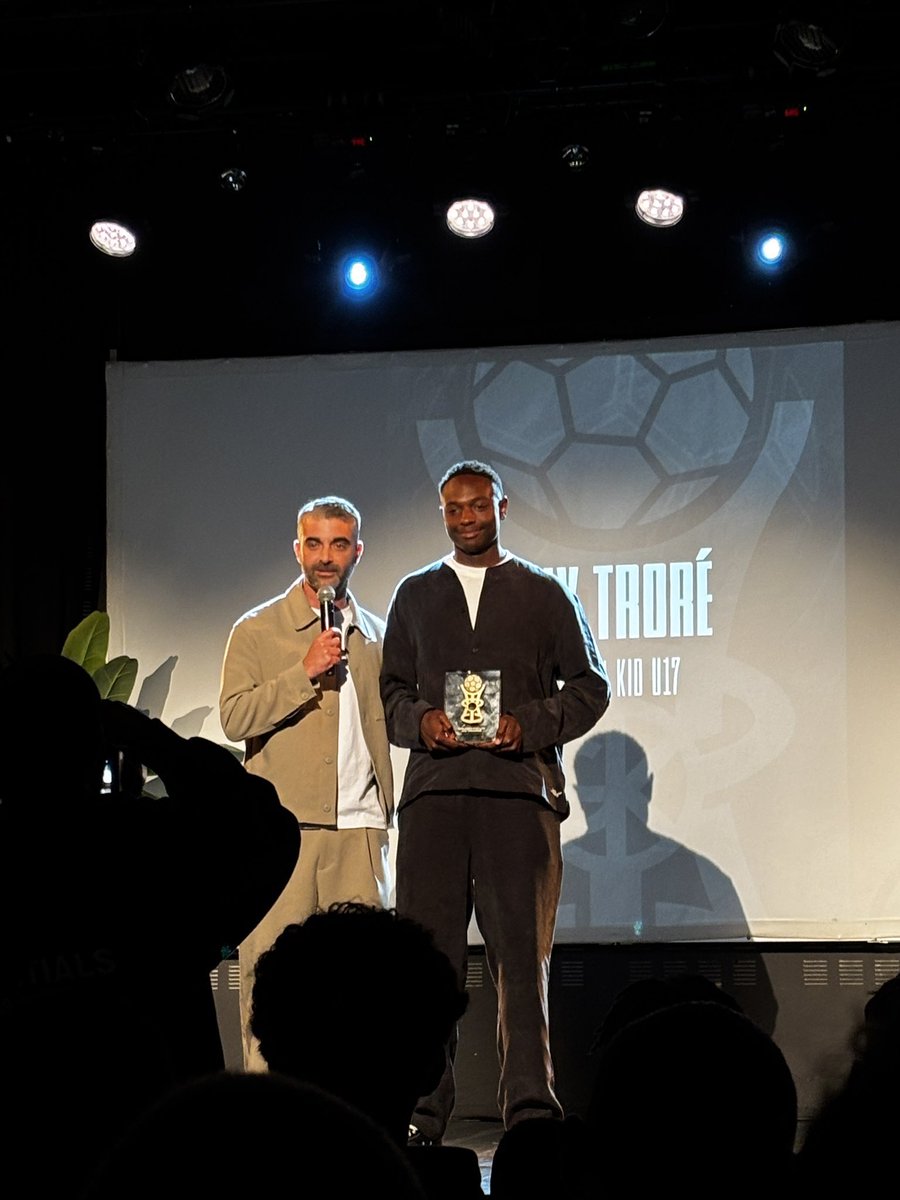 _BeFootball's tweet photo. 🚨 OFFICIEL ! Aly Traoré 🇫🇷 (𝟮𝟬𝟬𝟵) est élu MEILLEUR JOUEUR de la catégorie U17 à la Cérémonie Golden Kid ! 💎🌟

À 16 ans, il a effectué ses débuts en L2 avec Amiens cette saison. 🤯

𝗗𝗲𝘃𝗲𝗻𝘂 𝗶𝗻𝘁𝗲𝗿𝗻𝗮𝘁𝗶𝗼𝗻𝗮𝗹 𝗳𝗿𝗮𝗻𝗰̧𝗮𝗶𝘀 𝘂𝟭𝟳 𝗰𝗲𝘁𝘁𝗲 𝘀𝗮𝗶𝘀𝗼𝗻 (7 sélections, 5 buts). 🐓