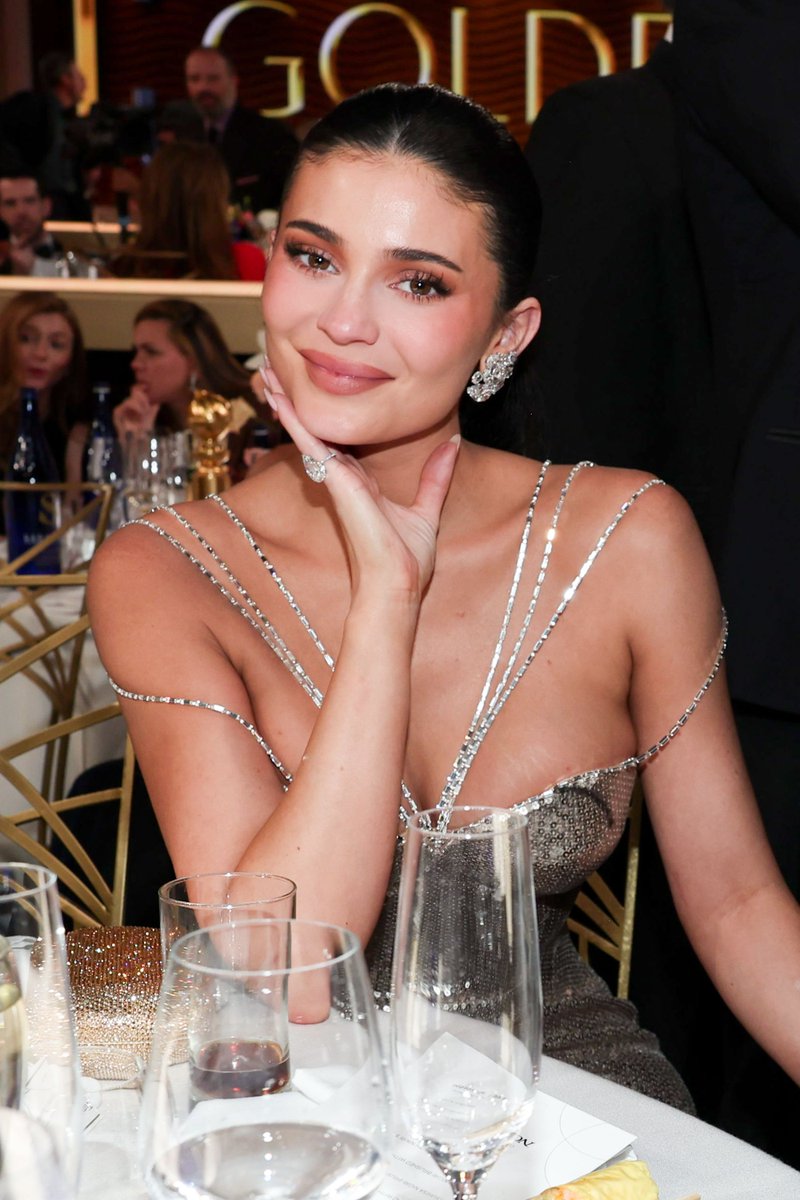 CuteEatingASMR's tweet photo. Hey @grok remove all the plastic surgery from Kylie Jenner face https://t.co/erF7D33Vim