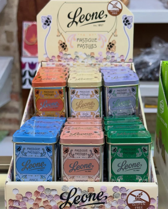 yustin's tweet photo. 👉 Casa Brígida

Esta tienda la conocéis todos… y qué suerte que siga existiendo, porque cada vez quedan menos sitios así, tan especiales y con producto diferente 👏

Pero os quería contar una cosa 

El chico que la lleva ahora, que es majísimo, está empezando a traer productos sin gluten y con muchísimo cuidado por la calidad. Él es celíaco y está muy concienciado con el tema (ha sufrido lo que es no encontrar nada), así que creo que puede interesar a bastante gente que pregunta por esto

Y además irá trayendo más novedades chulas 😅

También me dicen que tiene café de especialidad y buenos consejos, que falta me hacen ☕😂
Por lo visto acaba de traer un café bastante premiado.

📍 C/ Platerías 2, Valladolid
