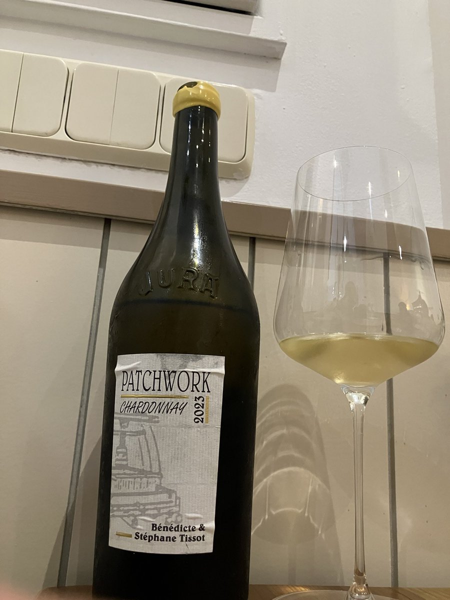 sole_orpa's tweet photo. 🍷Tissot Arbois Patchwork : 🍇100% chardonnay, nos vamos a una emblemática bodega del jura , donde encontramos este vino 12 meses en foudres. Domarme André et Mireille Tissot es una bodega que elabora mágicos vinos , donde encontras vinos ecológicos . https://t.co/Irewjp0kBM