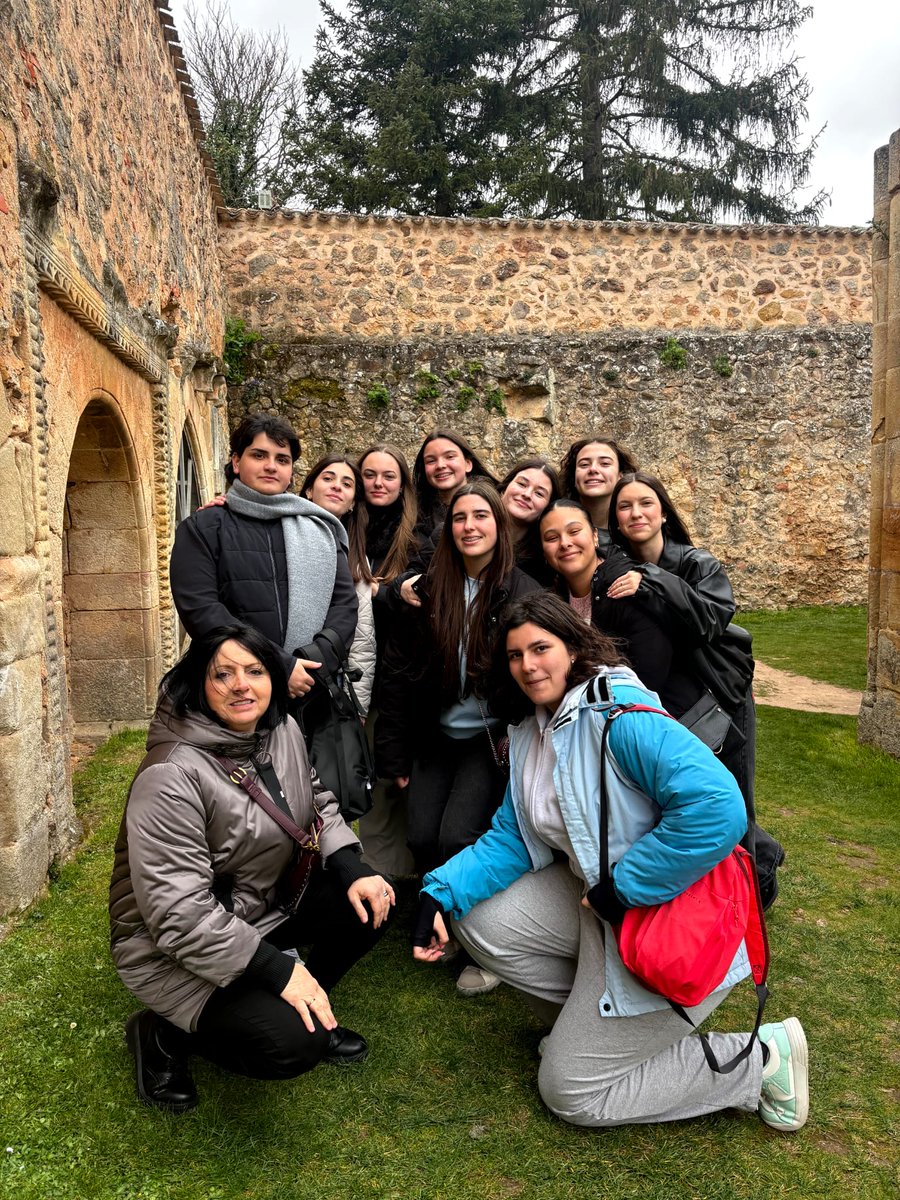iesocastejon's tweet photo. 📚✨ Entre versos, el alumnado del @iesocastejon recorrió Soria 🌳: Instituto A. Machado, Collado, Museo, Alameda, El Espino ⛪, el Olmo Viejo 🍂, la tumba de Leonor,  Las Ánimas 🌙, el Claustro y el Duero junto a Bécquer 🌊✒️. Literatura en cada paso 💜 #convivir #aprendizajes https://t.co/p0pDboKrx1