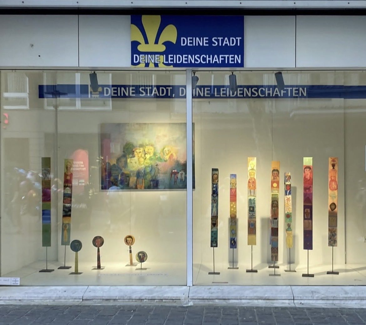 finntastic_de's tweet photo. Wer sich für Kunst interessiert: Die Kunst der finnische Malerin Riitta Soini ist noch bis 24. Mai in der Wiesbadener Fussgängerzone, im BBK-Schaufester in der Langgasse zu sehen. Mehr über die finnische Künstlerin hier: https://t.co/pWnETTGL4F #Finntastic #diefinnomenaleWebsite https://t.co/i7gtTAJePT