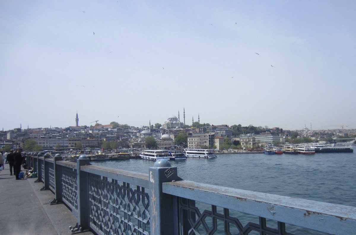 sra___________'s tweet photo. Today I walked across Galata Bridge like a tourist. Clear weather, the city glowing, and Yeni Mosque rising beside the water. https://t.co/FevfrXYlfc