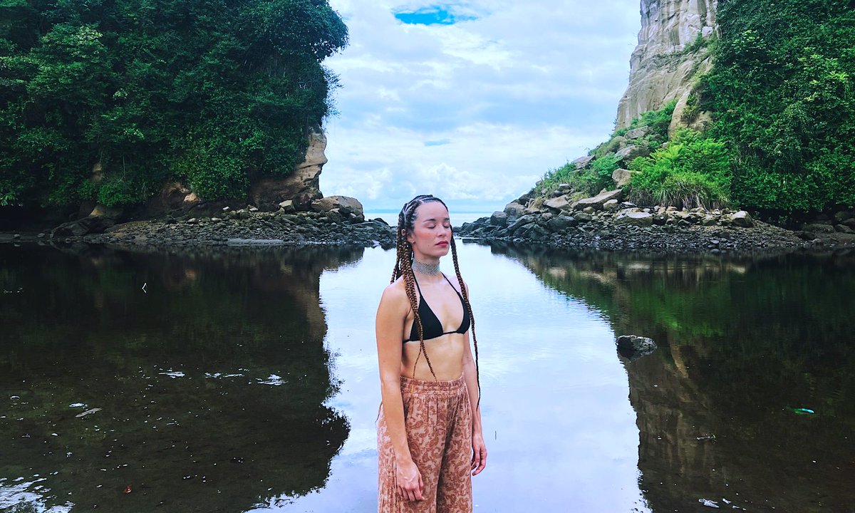 GladysPalmera's tweet photo. Hoy te traemos una sesión que gira en torno a la mar, a su brisa, a sus olas que vienen y van, a su navegar, a la libertad que da, a sus capitanes, a sus pescadores, a sus historias y alusiones… a su contaminación.  https://t.co/52scQNkf6y https://t.co/vQ24EXTcI4