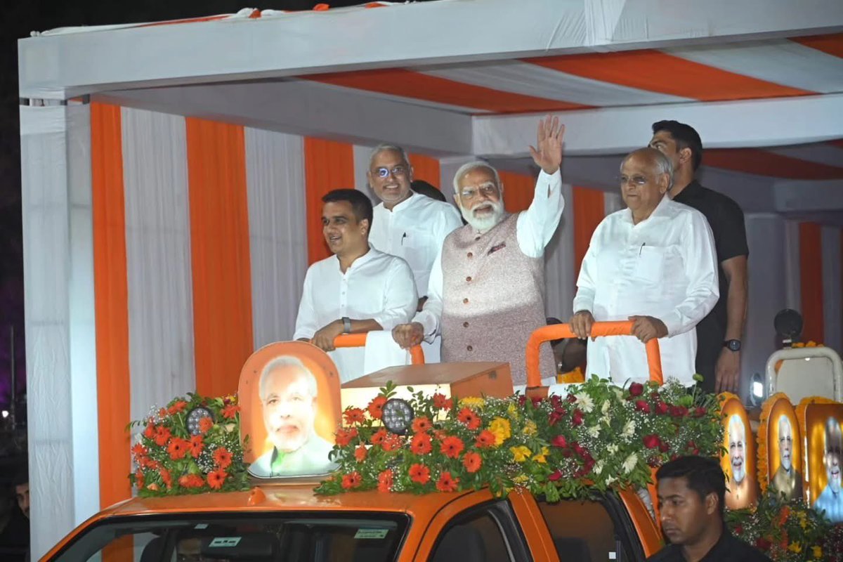 dharmendra9080's tweet photo. સંસ્કારી નગરી વડોદરાના આંગણે વિશ્વના સર્વાધિક લોકપ્રિય નેતા નરેન્દ્રભાઈના વધામણાં.

સોમનાથ દાદાના આશીર્વાદ લઈને સંસ્કારી નગરી વડોદરાના આંગણે પધારેલા ભારતના યશસ્વી પ્રધાનમંત્રીશ્રી નરેન્દ્રભાઈ મોદીજી નું નાગરિકોએ ઉમળકાભેર, હર્ષોલ્લાસ સાથે અને આત્મીય સ્વાગત કર્યું. https://t.co/d3GNYrfsRe