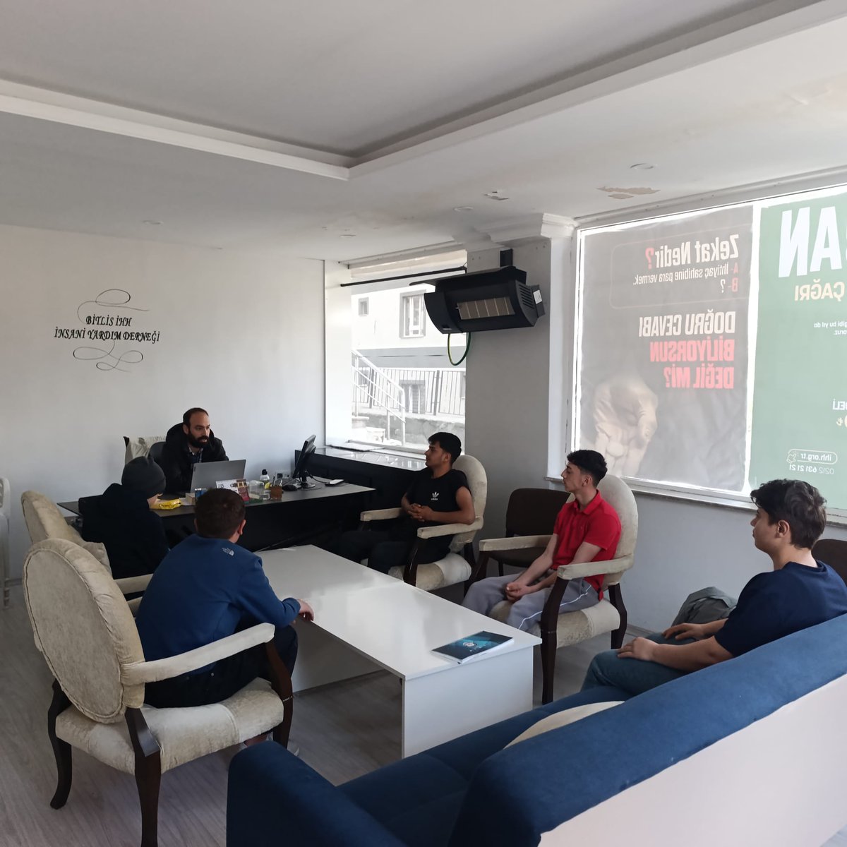 BitlisGencihh's tweet photo. Bitlis Genç İHH Lise birimi olarak merkezdeki kardeşlerimizle "Kitap okuma ve zamanın kıymeti" adlı haftalık derslerimizi icra ettik.
@gencihhlise https://t.co/yBwkHeJKz9