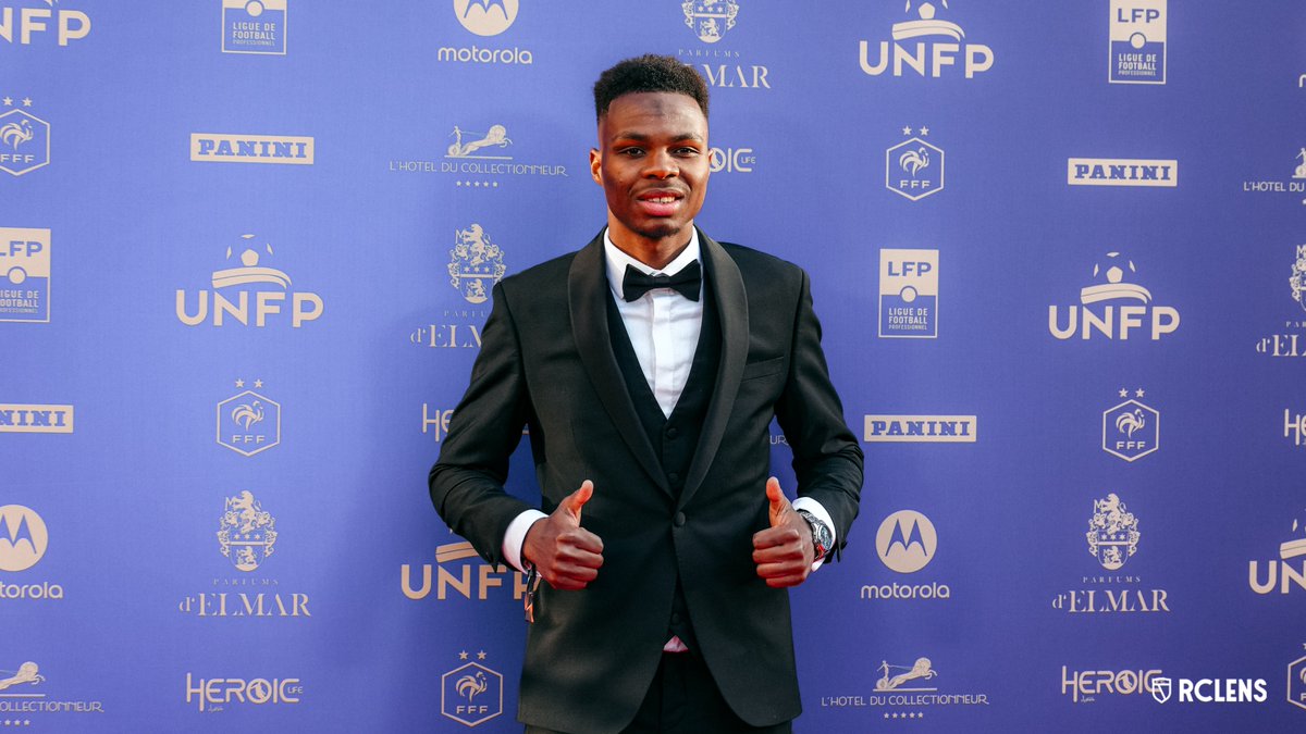 RCLens's tweet photo. La classe à l'artésienne 🤵‍♂️
 
#FiersDEtreLensois #TrophéesUNFP https://t.co/XwGUyfNNhK