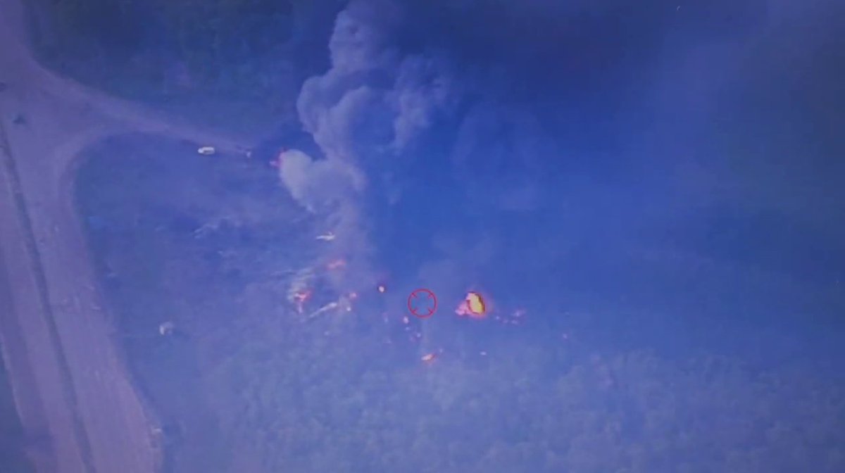 Oranjemarker's tweet photo. A well-known event from May 2022 is the failed Bilohorivka crossing. But did you know another strike that month caused double-digit losses? On May 3, a concentration of Russian trucks in Vesele, Izium raion was shelled, resulting in the destruction of 35–40 trucks with ammo. https://t.co/fiTiSiiwZE