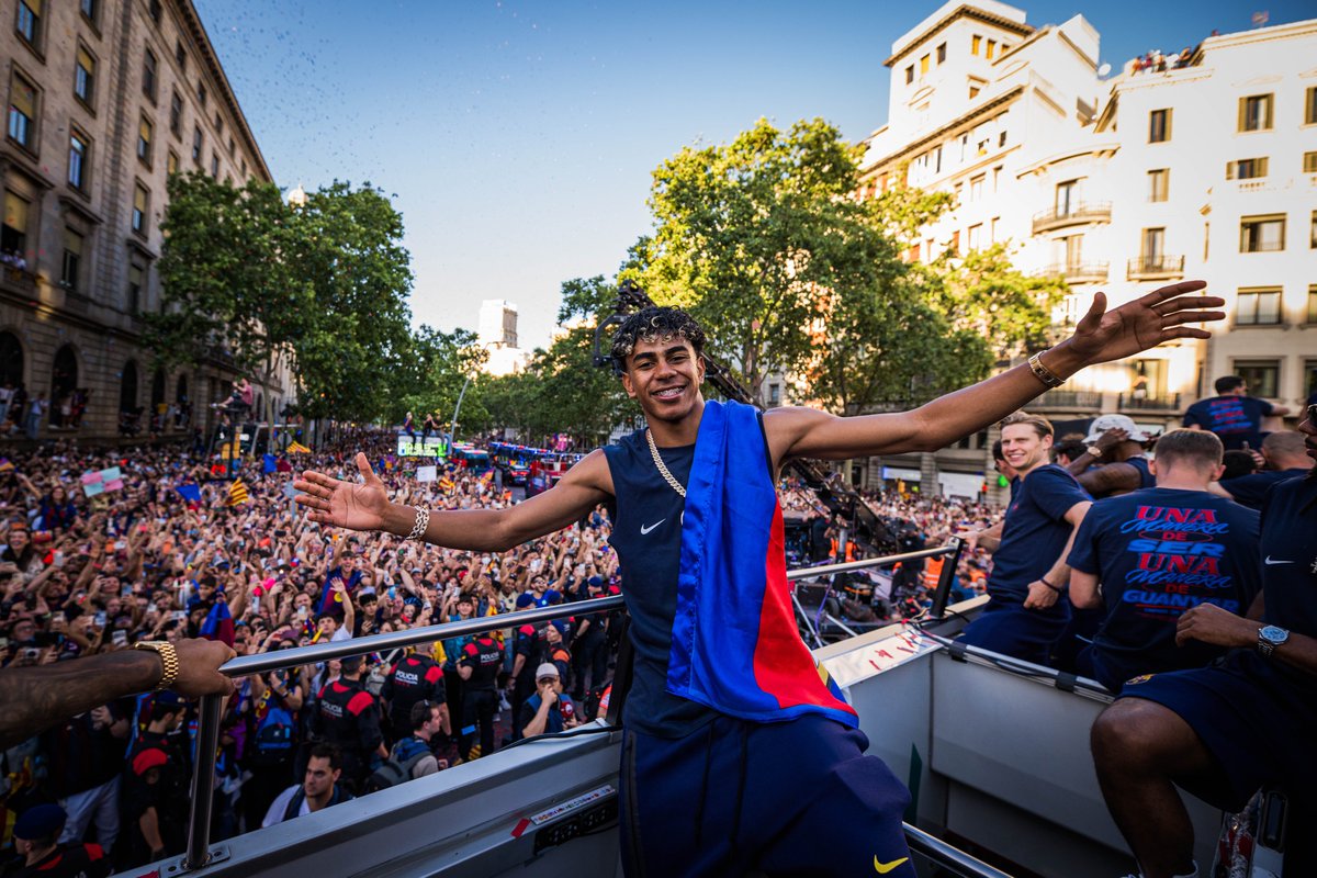 FCBarcelona_es's tweet photo. Barcelona te ama, Lamine 💖 https://t.co/1Jau9bY7Iy